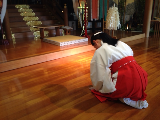 神社コラム ０４１ 巫女さんの一日をのぞいてみよう 公式 出雲記念館